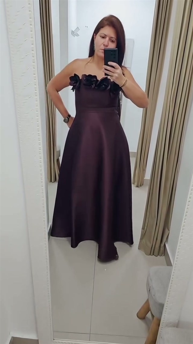 Vestido marrom em zibeline com flor e fenda