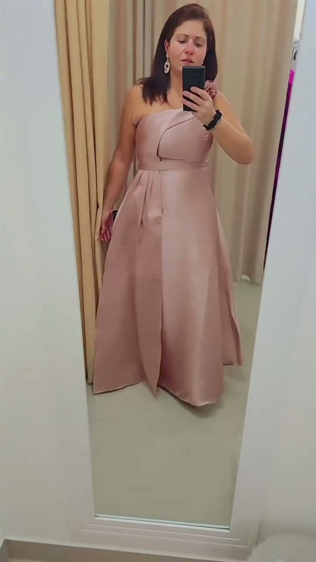 Vestido rosé com flor e um ombro só